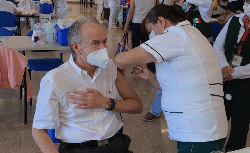 Gobernador de San Luis Potosí recibe la vacuna contra Covid-19