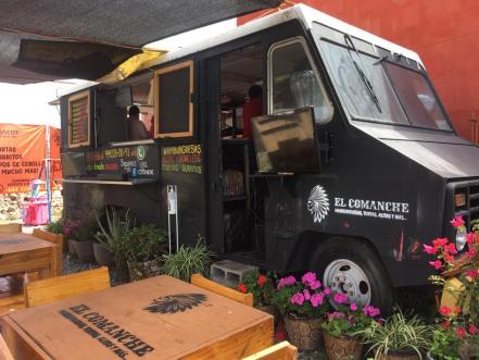 Con hamburguesas y hotdogs rosas, buscan ayudar a mujeres con cáncer de mama en SLP