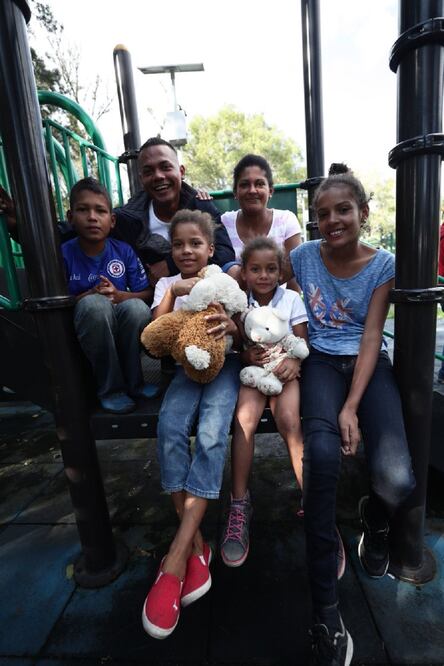 La familia Medina Gutiérrez huyó de Honduras perseguida por la violencia de la "Mara Salvatrucha". “No podemos regresar”, dice Adrián, esposo de Sinthya. Pese a las largas caminatas y el frío, mantienen el buen ánimo. Foto: ALEJANDRA LEYVA. EL UNIVERSAL