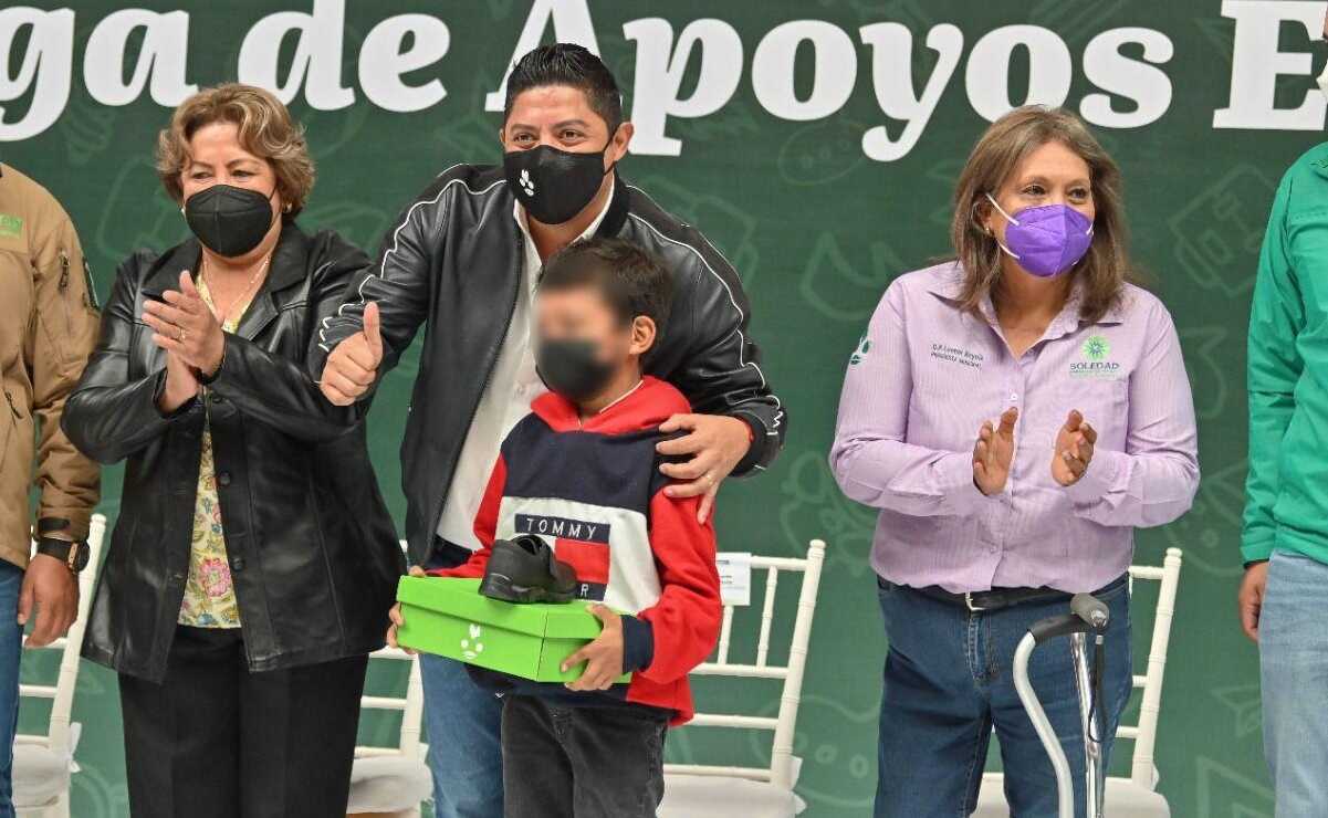 Gobierno de SLP inicia entrega de zapatos y útiles escolares a niños y adolescentes en Soledad. Foto: Especial