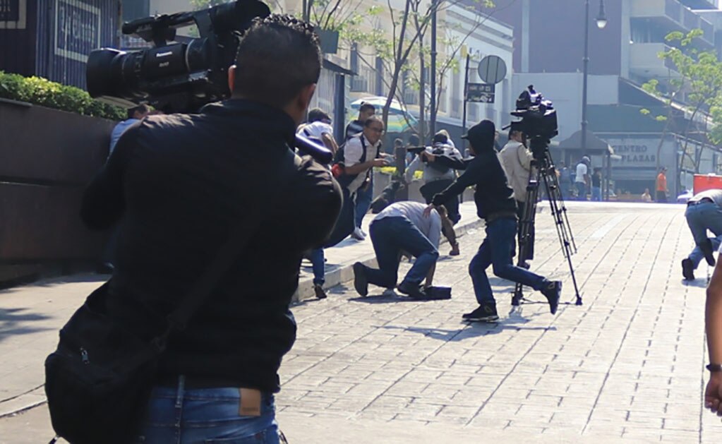 Momento en que el atacante dispara contra comerciantes en Cuernavaca (MARGARITO PÉREZ RETANA. CUARTOSCURO)
