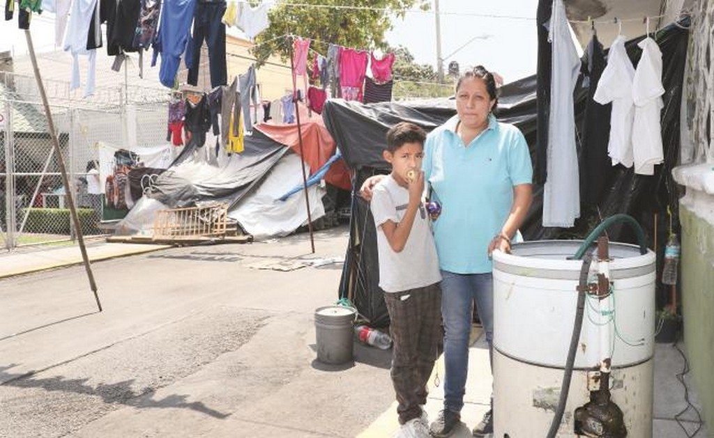 En Iztapalapa duermen, cocinan y lavan su ropa en la calle tras 19-S