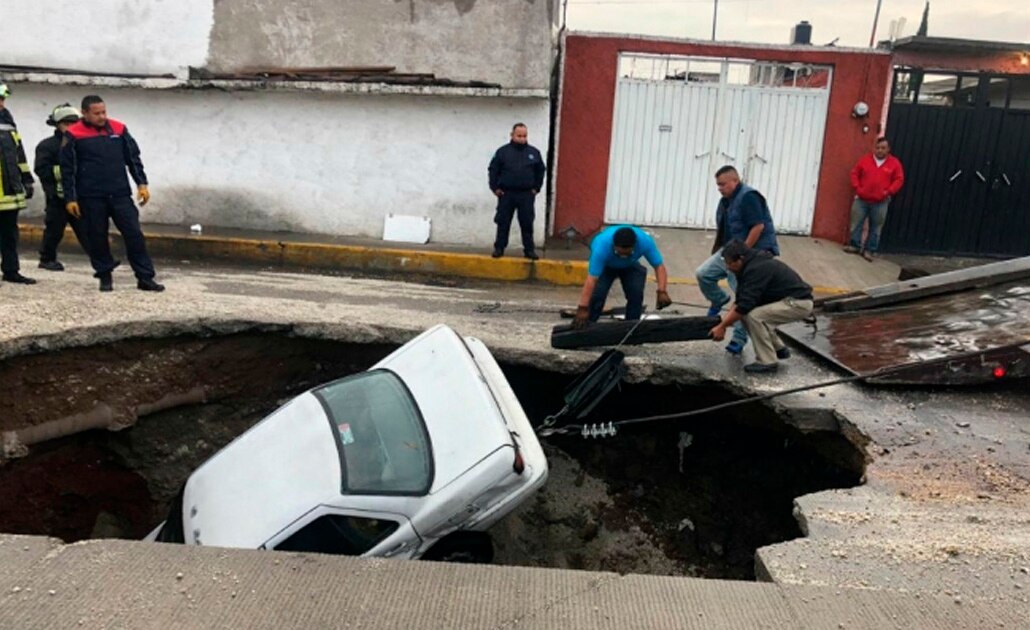 Caen dos vehículos a socavón en Ecatepec; hay dos lesionados 