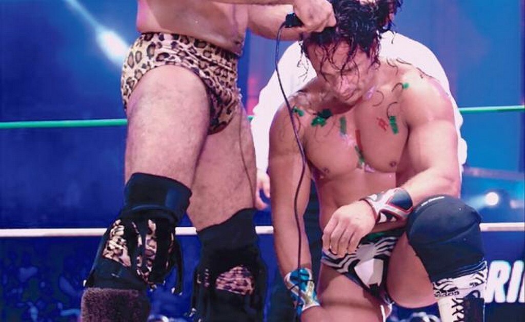 Rush se dio gusto a quitarle la cabellera a Volador Jr. (TWITTER)