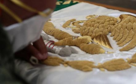 Los militares que elaboran las megabanderas