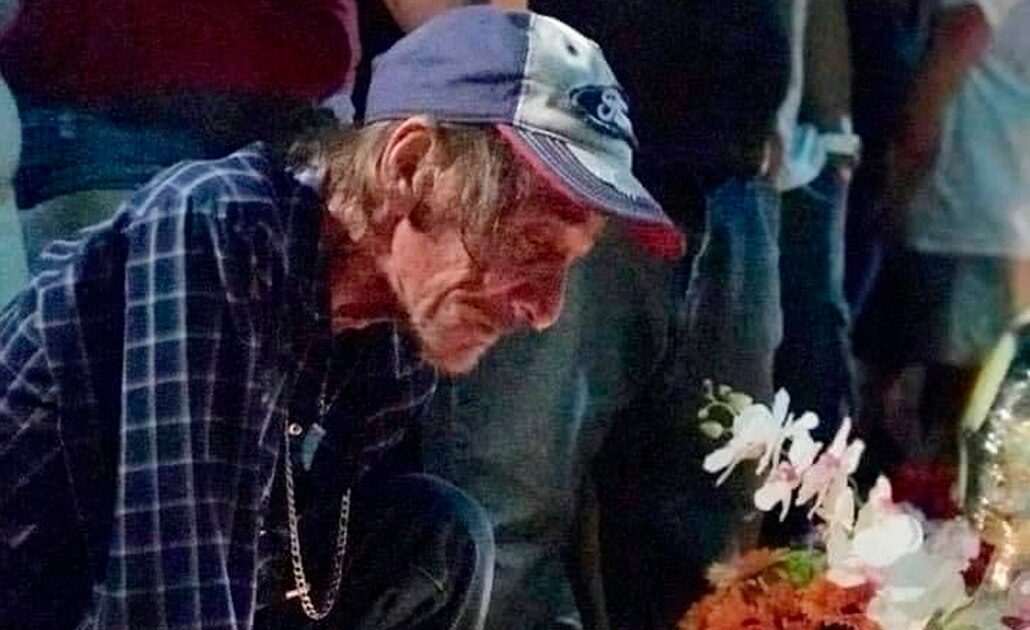Hombre invita a funeral de su esposa que murió en tiroteo de El Paso