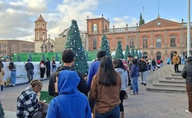 ¡Tómalo en cuenta! Fila de hasta dos horas para poder ingresar a la pista de hielo en  Plaza Fundadores de SLP