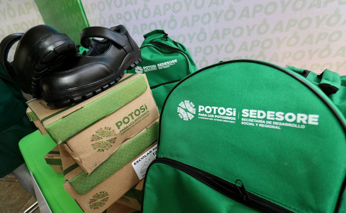 Reciben estudiantes de Tamasopo uniformes mochilas y útiles escolares. Foto: Especial