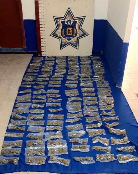 Aseguran vehículo con más de 300 dosis de marihuana en Villa Juárez 