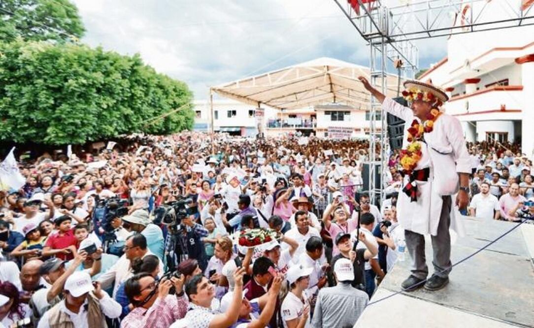 En su visita a Chiapas, Andrés Manuel López Obrador deseó al presidente Enrique Peña Nieto y al candidato panista Ricardo Anaya que resuelvan sus diferencias de forma pacífica (VALENTE ROSAS. EL UNIVERSA)