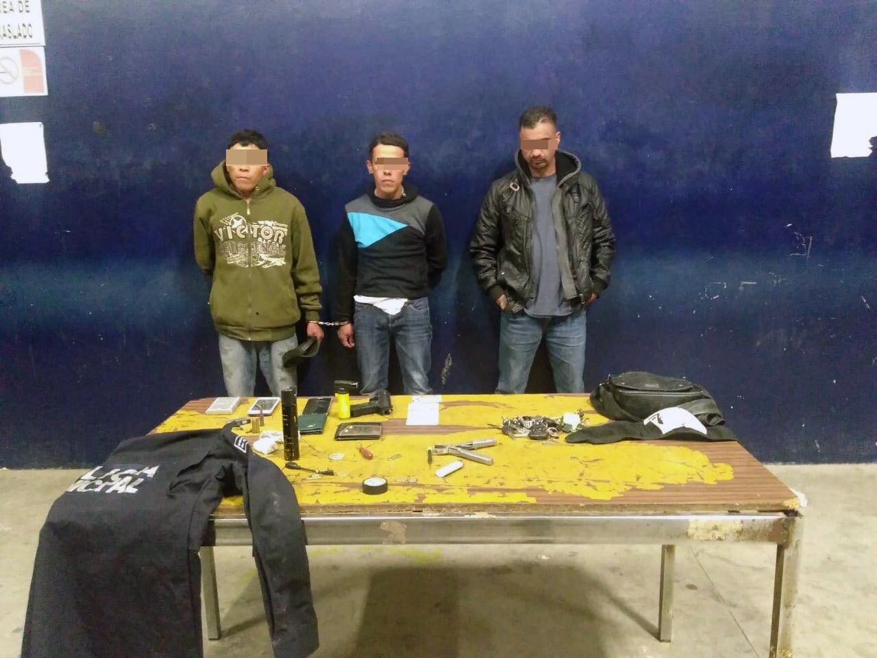 Detienen a presunto trío de delincuentes