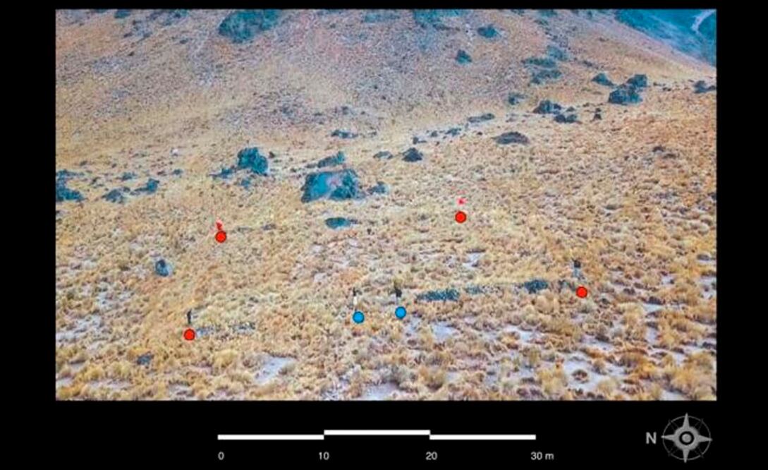 Exploradores apostados en las esquinas del adoratorio prehispánico o tetzacualco (puntos rojos) y en su acceso (puntos azules). Foto Arturo Montero vía INAH | El Universal