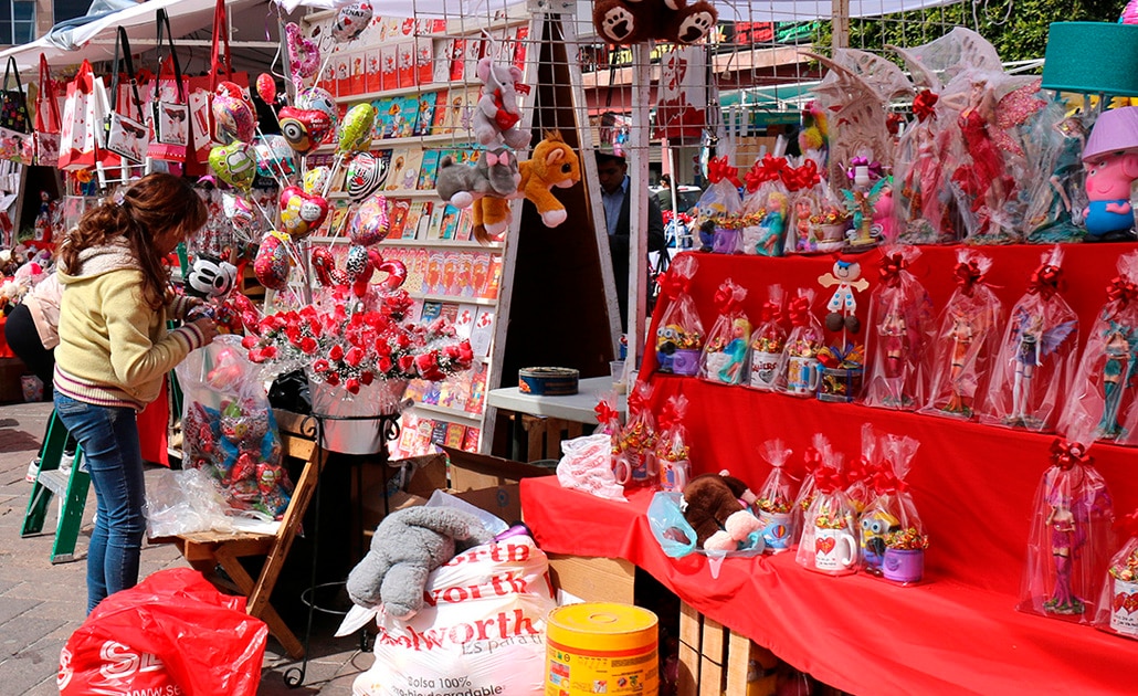 Se preparan comerciantes para el "Día del amor y la amistad"