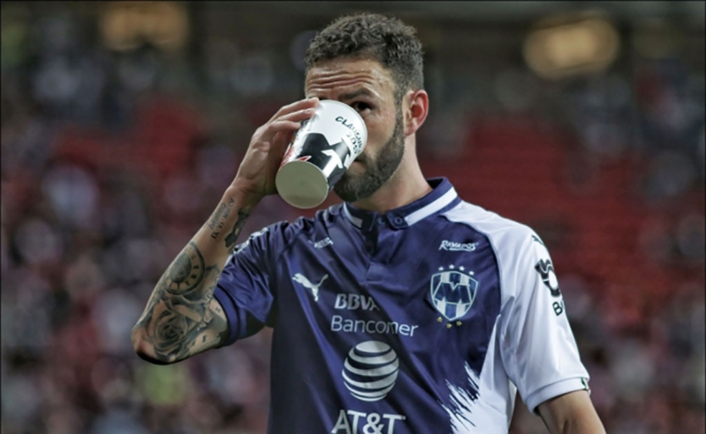 Miguel Layún disfruta con cervezas las agresiones en Guadalajara