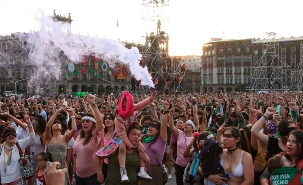 Feministas llegan al Zócalo para realizar performance "El violador eres tú"