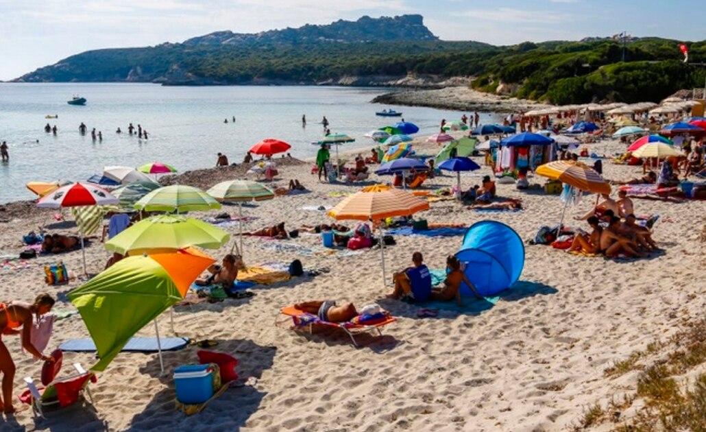 Turistas enfrentan pena de prisión por llevarse "recuerdo" de playa de Italia