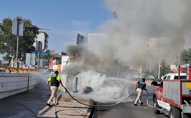Se incendia camioneta de residuos médicos en calles de la capital de SLP; deja daños materiales