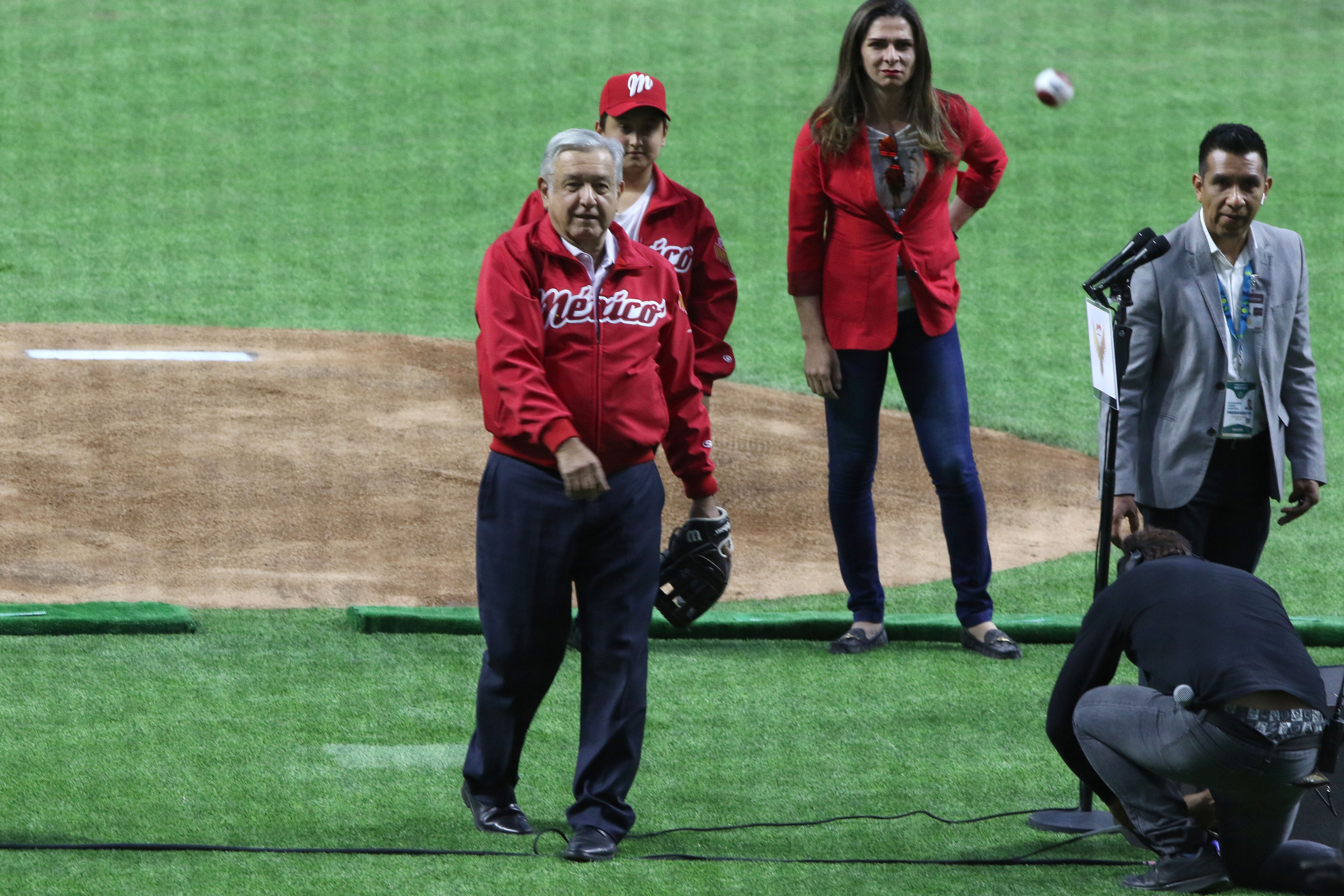 Recibe AMLO abucheos “de la porra fifí” en inauguración del estadio de Diablos