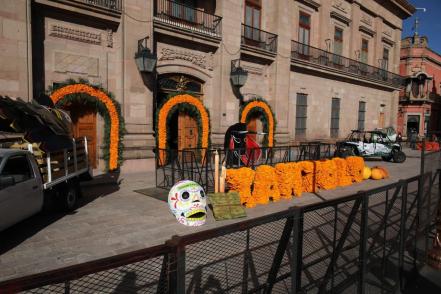 Con cempasúchil y calaveras, así lucen los primeros preparativos para Xantolo en SLP 