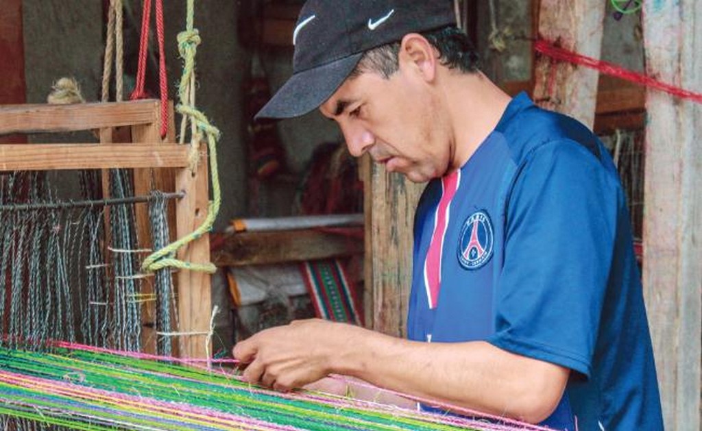 Entre colores y tradición, potosinos tejen futuro con bolsas de ixtle