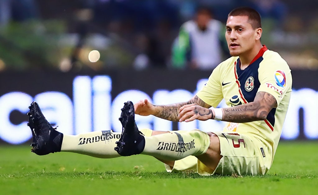 Nicolás Castillo hizo berrinche por salir de cambio en el Clásico Nacional 