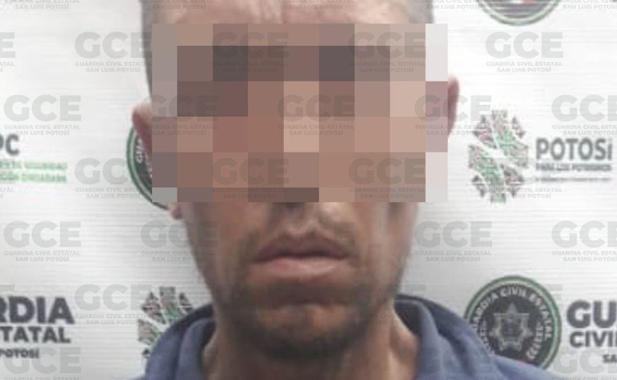 Detienen a hombre que deambulaba con enorme sable por calles de SLP