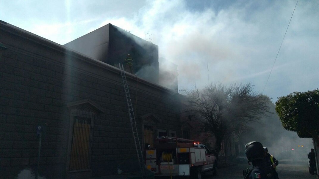 Reportan incendio frente al Colegio Sagrado Corazón