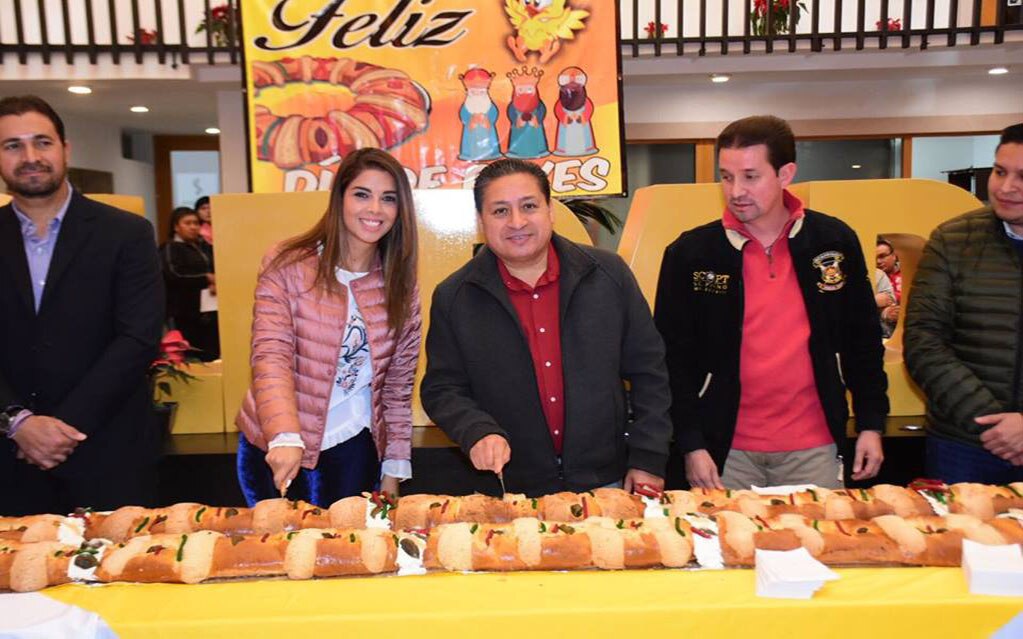 Comparten en Soledad la tradicional rosca de reyes