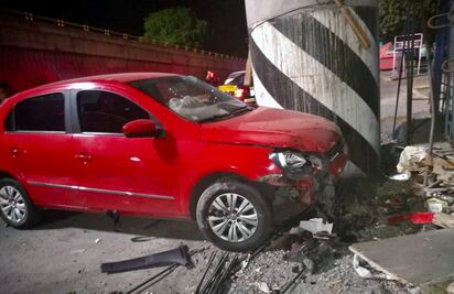 Conductor choca y abandona su vehículo