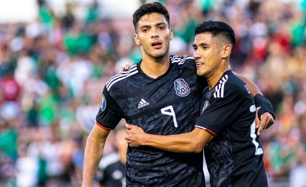 Goleada sobre Cuba hace olvidar al Chicharito