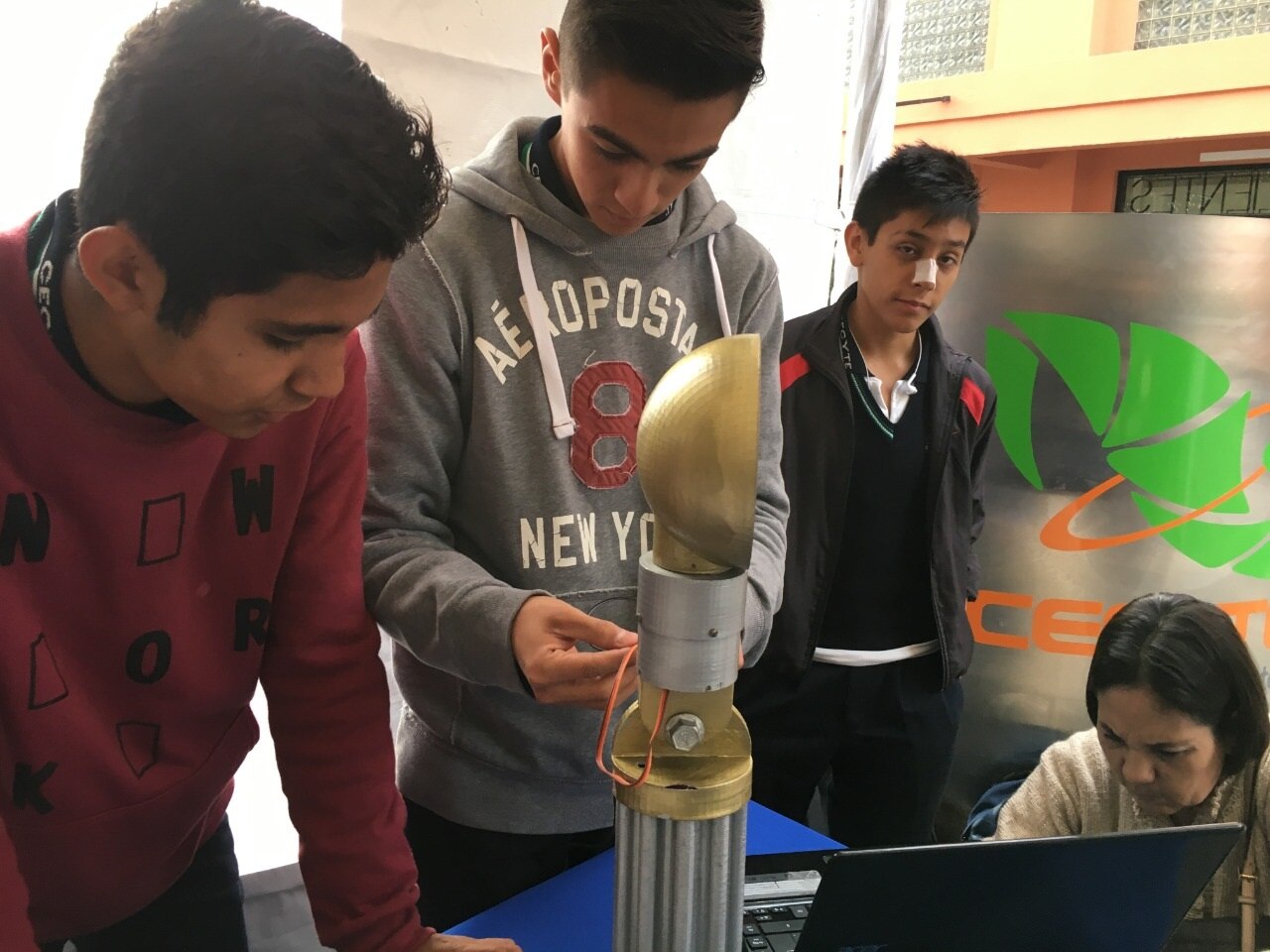 Alumnos del CECyTE desarrollan proyecto de Luminarias Autorecargables
