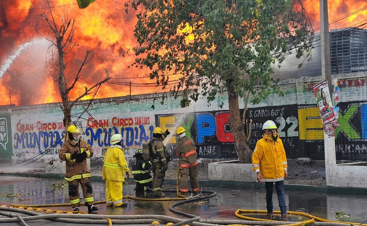 Fuerte incendio en lote de tarimas habría sido provocado, estima Protección Civil de SLP