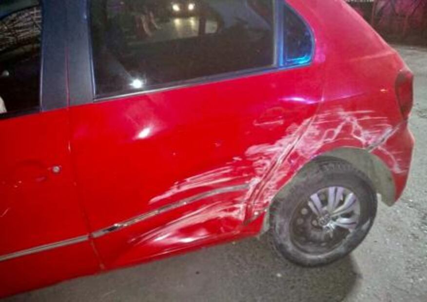 Conductor choca y abandona su vehículo