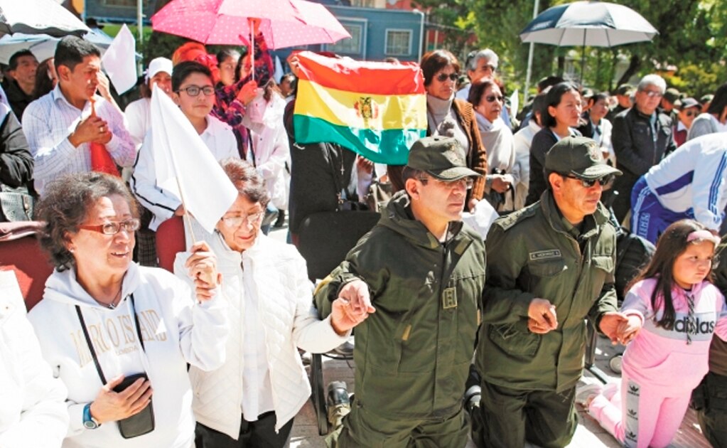 Bolivianos, incluyendo policías, participaron ayer en una oración masiva por la paz, en momentos en que el país vive una crisis política. Foto: NATACHA PISARENKO. AP