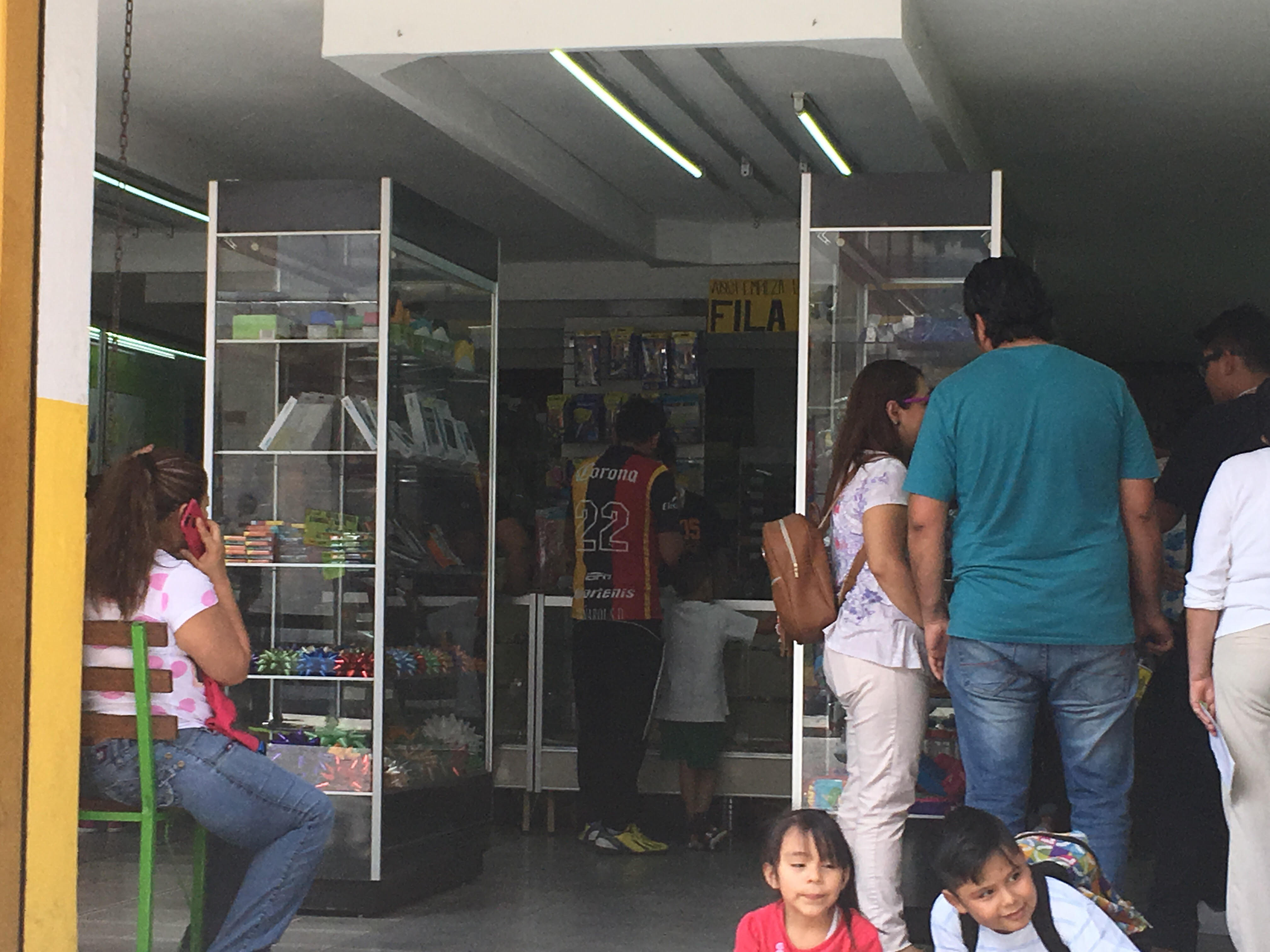 Tiendas de artículos escolares a tope por regreso a clases