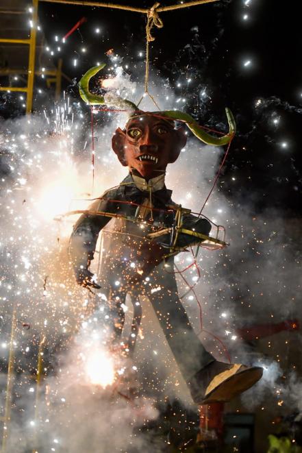 Putin y diablos arden en llamas en la tradicional "Quema de Judas" en San Luis