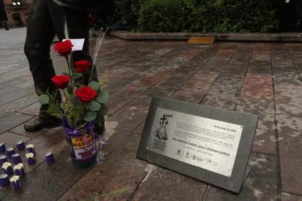 Graban nombre de Fer Morán, asesinada por su exnovio, en memorial de Plaza de Armas