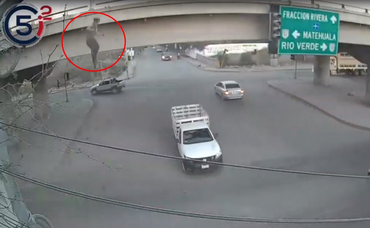 Captan momento en que sujeto que presuntamente mató a su madrastra se avienta de puente en Soledad, SLP