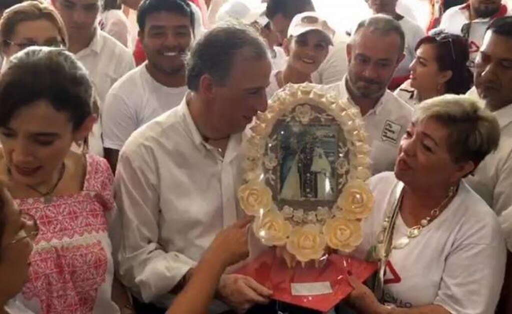 Regalan la Virgen del Carmen a Meade para que lo proteja