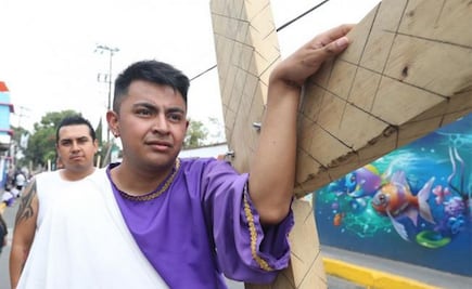 Hermanos nazarenos cargan cruz para cumplir manda en el Cerro de la Estrella