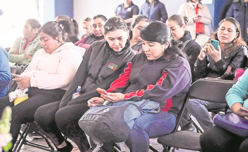 Protesta IMES por recortes a programas para la protección de las mujeres y niños