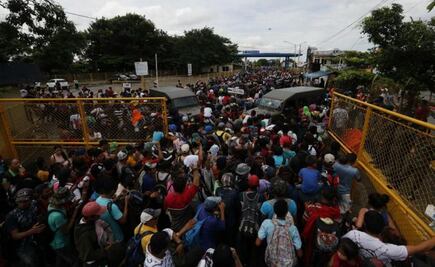 Policías federales contienen a migrantes hondureños