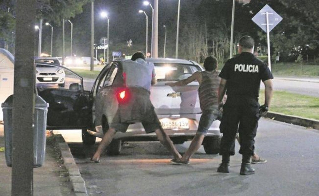 A los 15 arrestados por un robo a una joyería en Punta del Este, Uruguay, se les impusieron entre 120 y 90 días de prisión preventiva por rapiña especialmente agravada o encubrimiento. (FOTOS: ESPECIAL