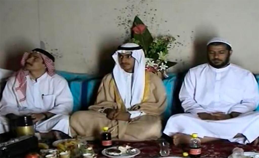 Hamza bin Laden (centro) es hijo de una de las tres viudas de Osama bin Laden, Khairiah Sabar. Foto: EFE