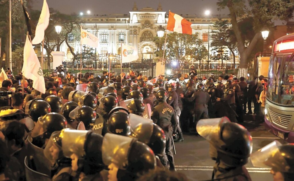 Crisis política en Perú con dos presidentes