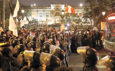 Crisis política en Perú con dos presidentes