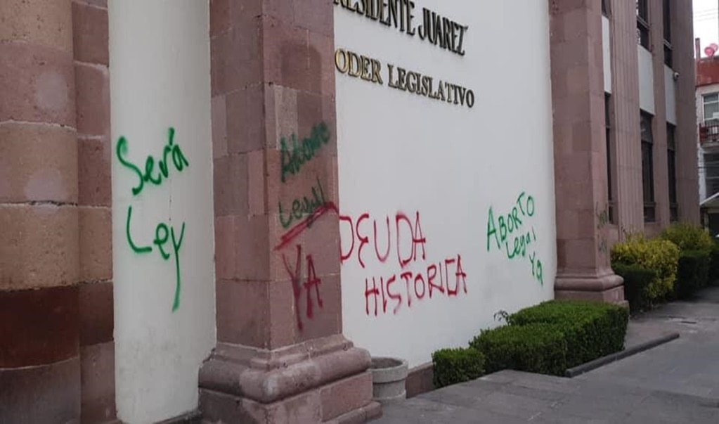 “Aborto legal” pintan en paredes del Congreso