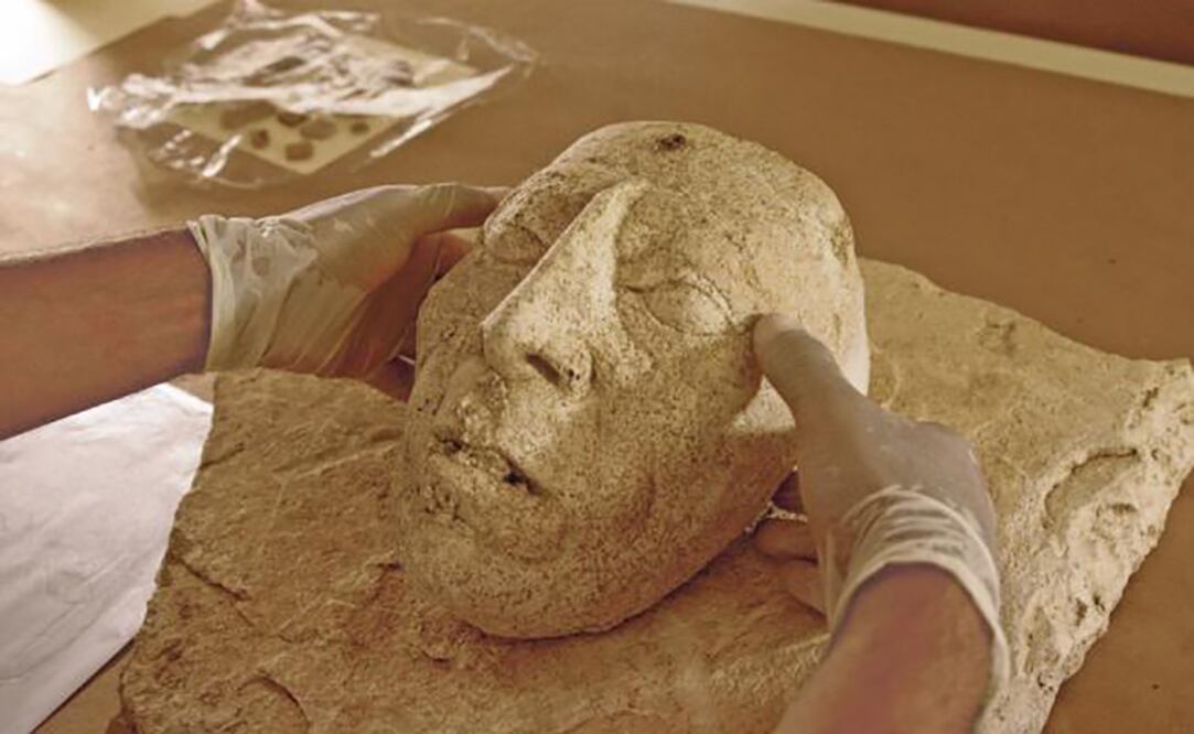 El mascarón de estuco que mide 25 centímetros y podría simbolizar al gobernante maya Pakal en su etapa de vejez. (CORTESÍA INAH)
