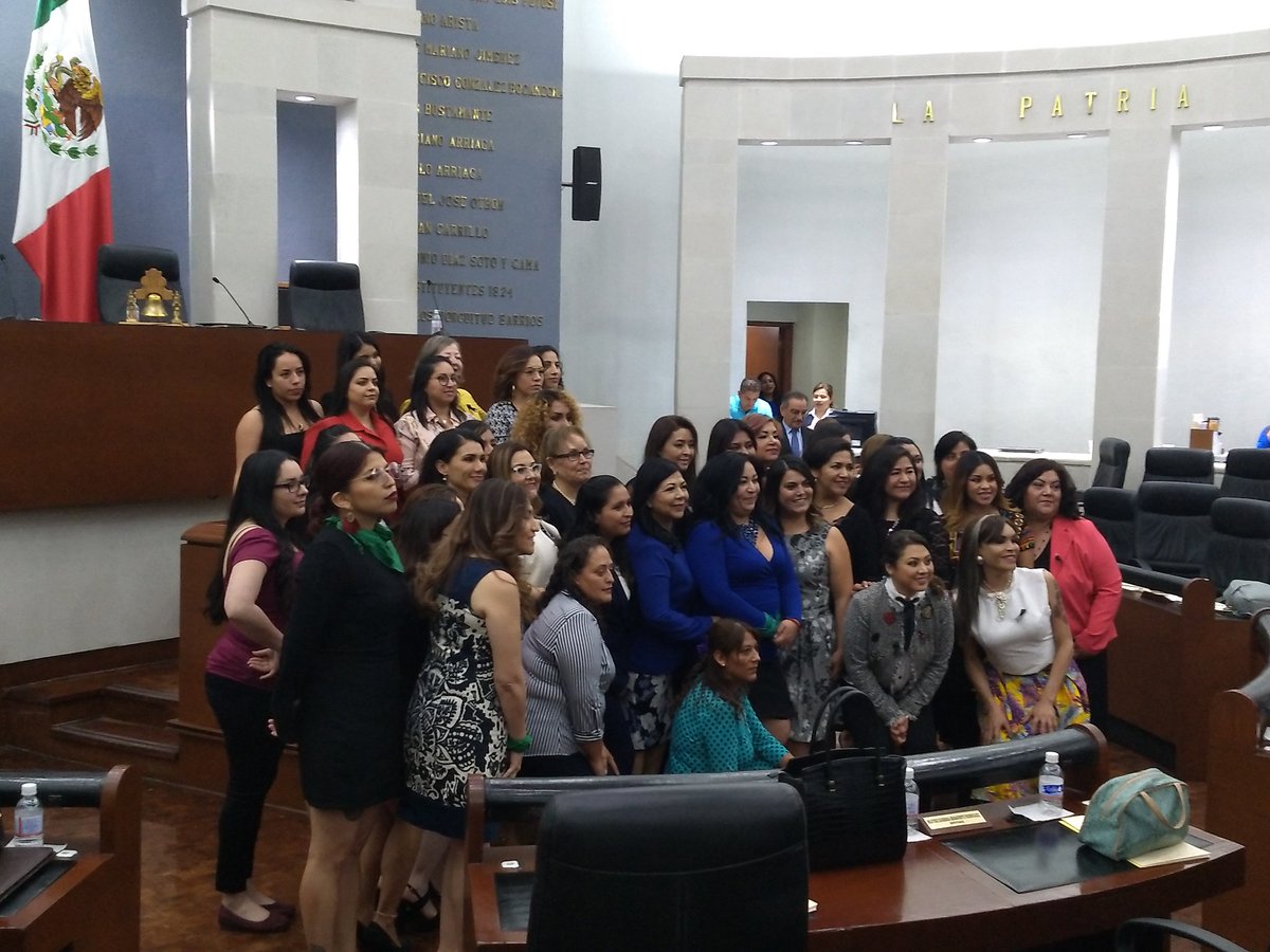Desdeñan legisladores primer Parlamento de Mujeres
