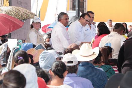 Gobierno municipal entrega 640 apoyos sociales en Bocas